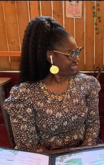 Black woman wearing natural texture drawstring ponytail – side view