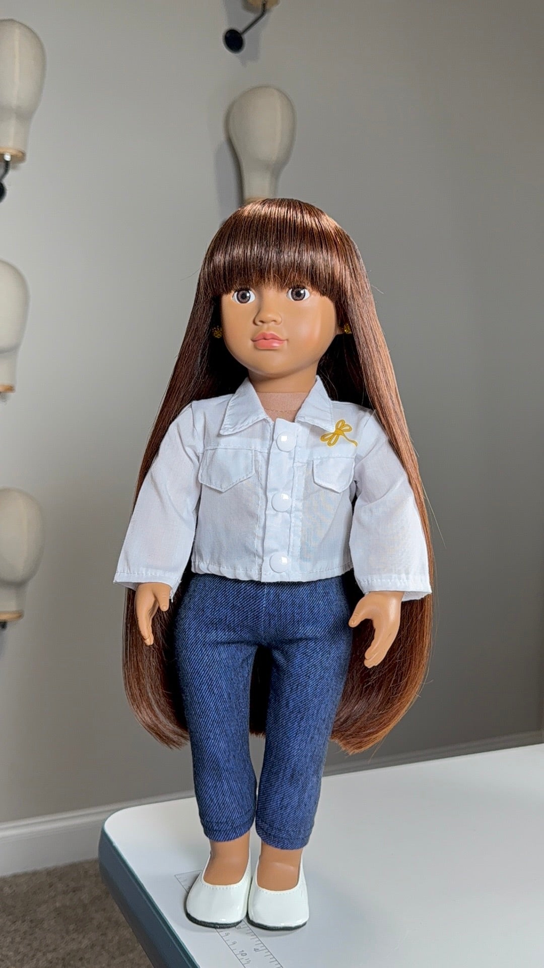 Mini Mane Easy Bang Long human hair doll wig
Doll wearing Mini Mane Easy Bang Long with bang styling
Mini Mane Easy Bang Long lace-free crown
